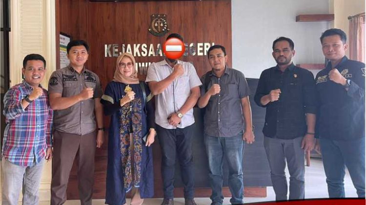 Bawaslu Serahkan Tersangka dan Barang Bukti Dugaan Tindak Pidana Pemilihan Kejaksaan Negeri Luwu Timur