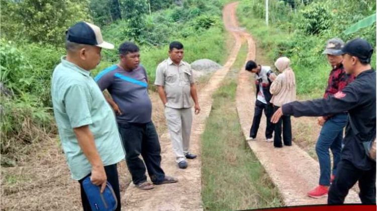 Kunjungi Jalan Rabat Beton Dua Sisi Di Tarabbi, Wayan Suparta Minta Buatkan Proposal
