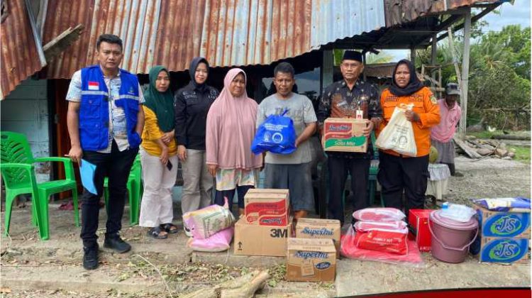 Pemkab Lutim Salurkan Bantuan Korban Tertimpa Pohon di Wotu
