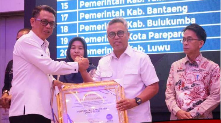 Budiman Terima Penghargaan Predikat Penilaian Kepatuhan Penyelenggaraan Publik dari Ombudsman