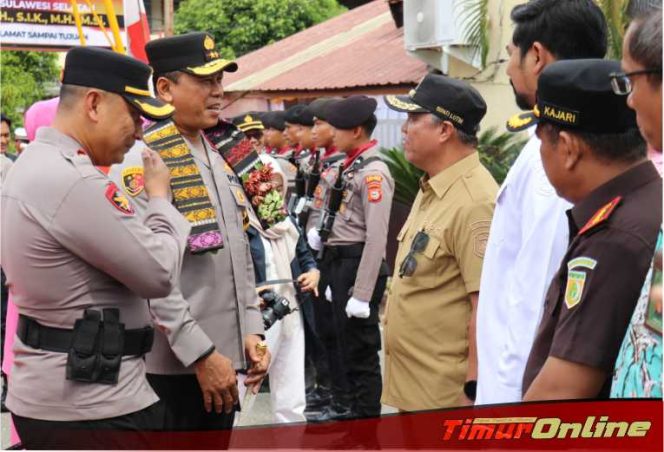 
					Kunker ke Lutim, Kapolda Disambut Bupati dan Wakil Bupati