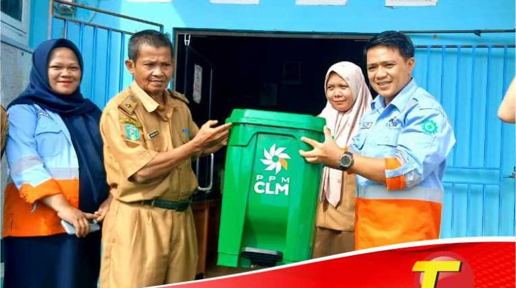 CLM Salurkan Bantuan 180 Bak Sampah di Desa Puncak Indah