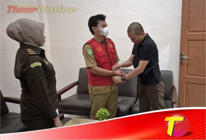 
					Masih Pakai Baju Dinas, Kejari Lutim Tetapkan Kades Balai Kembang Tersangka Dugaan Korupsi APBDes 2022 – 2023