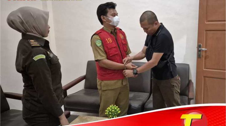 Masih Pakai Baju Dinas, Kejari Lutim Tetapkan Kades Balai Kembang Tersangka Dugaan Korupsi APBDes 2022 – 2023
