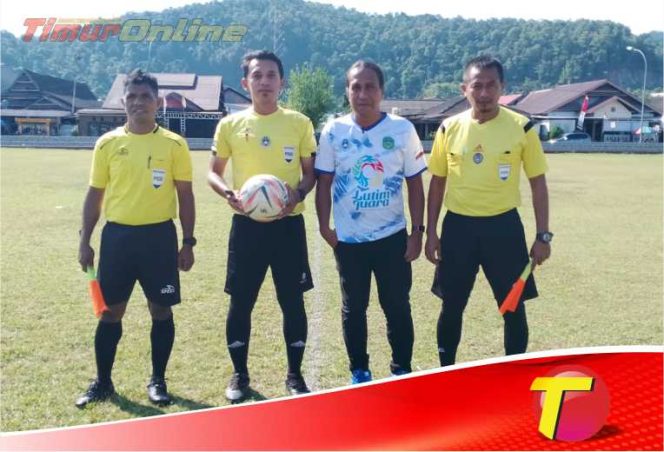 
					Nampak wasit dan asisten wasit sepakbola 17-an di Desa Balantang didampingi Koordinator Sepakbola, Dicky
