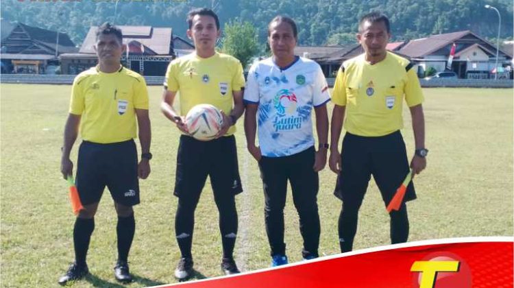 Nampak wasit dan asisten wasit sepakbola 17-an di Desa Balantang didampingi Koordinator Sepakbola, Dicky
