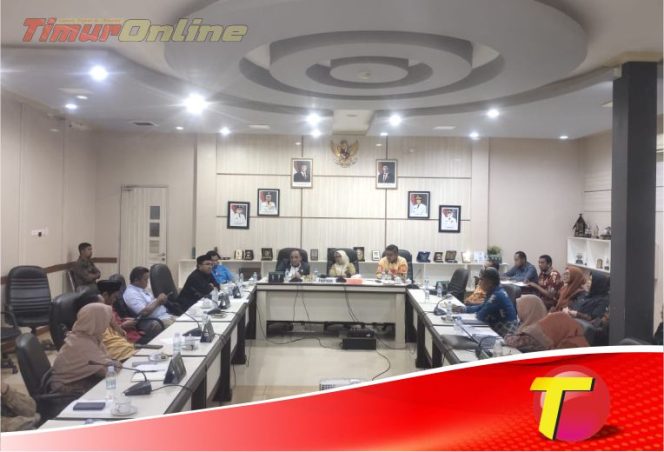 
					Suasana RDP DPRD Lutim dengan Manajemen RSUD I Lagaligo. Gambar diambil melalui jendela kaca ruang RDP