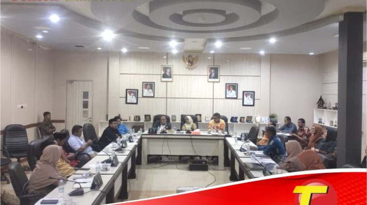 Suasana RDP DPRD Lutim dengan Manajemen RSUD I Lagaligo. Gambar diambil melalui jendela kaca ruang RDP