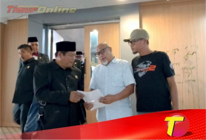 
					Ketua AMLT, H. Suparjo didampingi Sekum AMLT, Suleman Amala memberikan tuntutan kepada Ketua DPRD Luwu Timur, Obert Datte