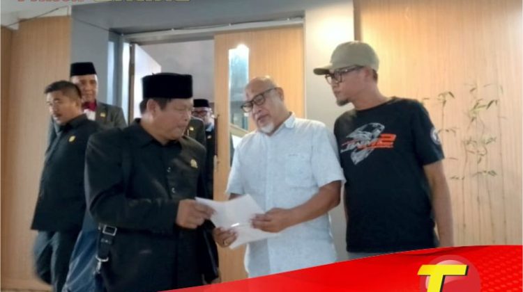 Ketua AMLT, H. Suparjo didampingi Sekum AMLT, Suleman Amala memberikan tuntutan kepada Ketua DPRD Luwu Timur, Obert Datte