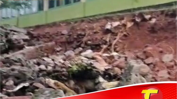 Pagar SDN 209 Mantaipi Tawakua Ambruk