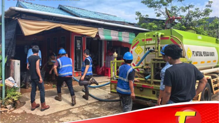Pasca Banjir, PT. PUL Turunkan Water Tank Bantu Warga Bersihkan Rumah