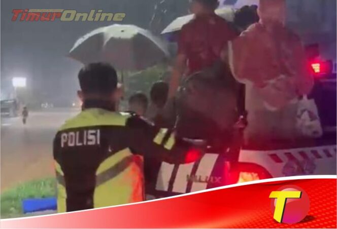 
					Respon Cepat, Personil Satlantas Polres Lutim Evakuasi Warga Yang Terkena Banjir
