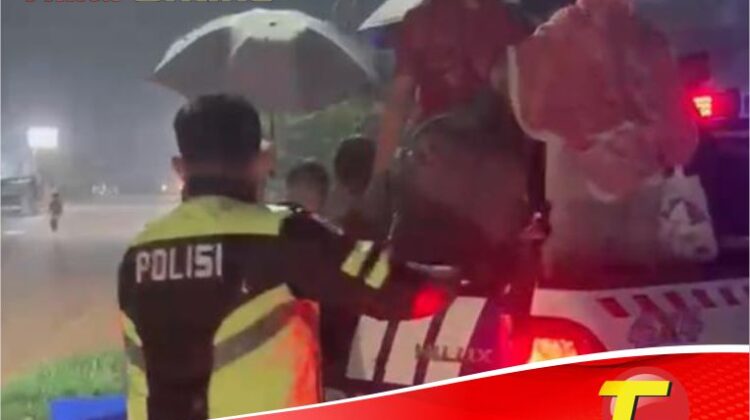 Respon Cepat, Personil Satlantas Polres Lutim Evakuasi Warga Yang Terkena Banjir